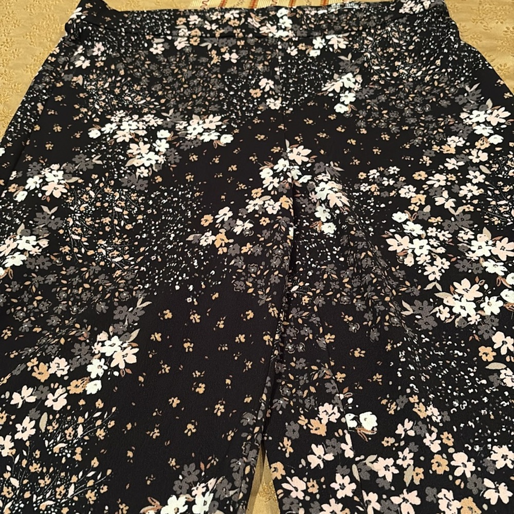 Isaac Mizrahi Floral Black, Pink, and White Pants, wide leg, great condition, L - Picture 3 of 8